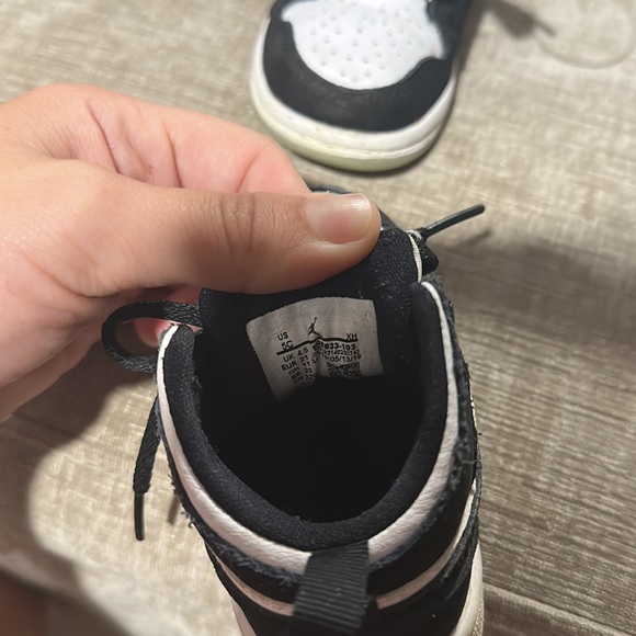Jordan 1s black and white. 5c - Picture 3 of 3
